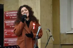 W Toruniu odsłonięto tablicę upamiętniającą 100. rocznicę odzyskania niepodległości przez Polskę