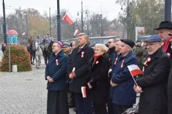 W Toruniu odsłonięto tablicę upamiętniającą 100. rocznicę odzyskania niepodległości przez Polskę