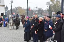 W Toruniu odsłonięto tablicę upamiętniającą 100. rocznicę odzyskania niepodległości przez Polskę
