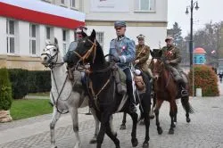 W Toruniu odsłonięto tablicę upamiętniającą 100. rocznicę odzyskania niepodległości przez Polskę