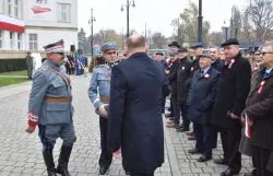 W Toruniu odsłonięto tablicę upamiętniającą 100. rocznicę odzyskania niepodległości przez Polskę