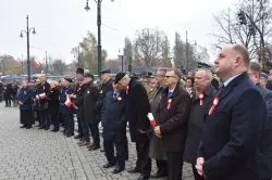 W Toruniu odsłonięto tablicę upamiętniającą 100. rocznicę odzyskania niepodległości przez Polskę