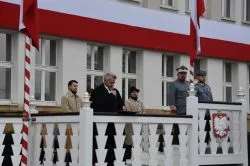W Toruniu odsłonięto tablicę upamiętniającą 100. rocznicę odzyskania niepodległości przez Polskę