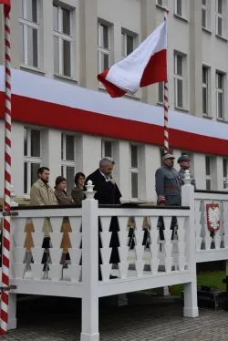 W Toruniu odsłonięto tablicę upamiętniającą 100. rocznicę odzyskania niepodległości przez Polskę