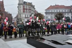 W Toruniu odsłonięto tablicę upamiętniającą 100. rocznicę odzyskania niepodległości przez Polskę