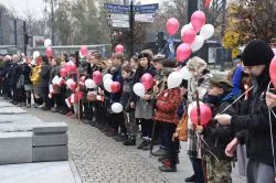 W Toruniu odsłonięto tablicę upamiętniającą 100. rocznicę odzyskania niepodległości przez Polskę