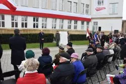 W Toruniu odsłonięto tablicę upamiętniającą 100. rocznicę odzyskania niepodległości przez Polskę