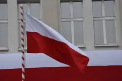 W Toruniu odsłonięto tablicę upamiętniającą 100. rocznicę odzyskania niepodległości przez Polskę