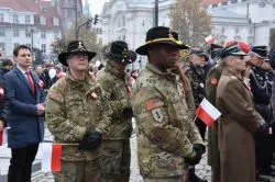 W Toruniu odsłonięto tablicę upamiętniającą 100. rocznicę odzyskania niepodległości przez Polskę