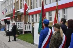 W Toruniu odsłonięto tablicę upamiętniającą 100. rocznicę odzyskania niepodległości przez Polskę