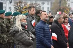 W Toruniu odsłonięto tablicę upamiętniającą 100. rocznicę odzyskania niepodległości przez Polskę