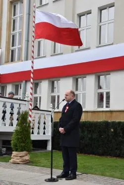 W Toruniu odsłonięto tablicę upamiętniającą 100. rocznicę odzyskania niepodległości przez Polskę