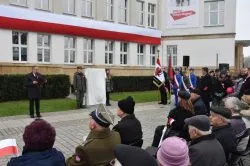 W Toruniu odsłonięto tablicę upamiętniającą 100. rocznicę odzyskania niepodległości przez Polskę
