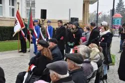 W Toruniu odsłonięto tablicę upamiętniającą 100. rocznicę odzyskania niepodległości przez Polskę