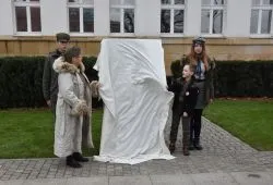 W Toruniu odsłonięto tablicę upamiętniającą 100. rocznicę odzyskania niepodległości przez Polskę
