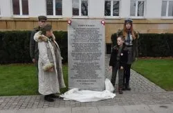W Toruniu odsłonięto tablicę upamiętniającą 100. rocznicę odzyskania niepodległości przez Polskę