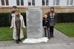 W Toruniu odsłonięto tablicę upamiętniającą 100. rocznicę odzyskania niepodległości przez Polskę