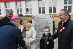 W Toruniu odsłonięto tablicę upamiętniającą 100. rocznicę odzyskania niepodległości przez Polskę