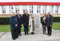 W Toruniu odsłonięto tablicę upamiętniającą 100. rocznicę odzyskania niepodległości przez Polskę