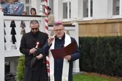 W Toruniu odsłonięto tablicę upamiętniającą 100. rocznicę odzyskania niepodległości przez Polskę