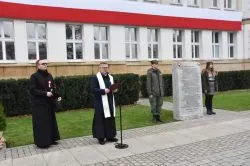 W Toruniu odsłonięto tablicę upamiętniającą 100. rocznicę odzyskania niepodległości przez Polskę