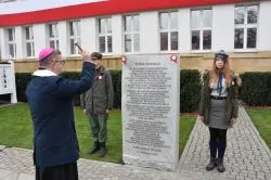 W Toruniu odsłonięto tablicę upamiętniającą 100. rocznicę odzyskania niepodległości przez Polskę