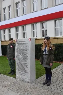 W Toruniu odsłonięto tablicę upamiętniającą 100. rocznicę odzyskania niepodległości przez Polskę