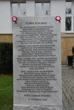 W Toruniu odsłonięto tablicę upamiętniającą 100. rocznicę odzyskania niepodległości przez Polskę
