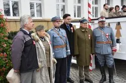 W Toruniu odsłonięto tablicę upamiętniającą 100. rocznicę odzyskania niepodległości przez Polskę