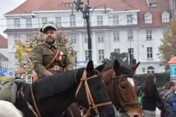 W Toruniu odsłonięto tablicę upamiętniającą 100. rocznicę odzyskania niepodległości przez Polskę