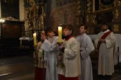 Droga Krzyżowa z udziałem bp. Wiesława Śmigla
