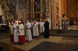 Droga Krzyżowa z udziałem bp. Wiesława Śmigla