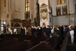 Droga Krzyżowa z udziałem bp. Wiesława Śmigla