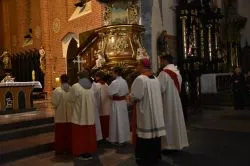 Droga Krzyżowa z udziałem bp. Wiesława Śmigla