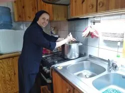 Siostry szarytki z Chełmna szyją maseczki