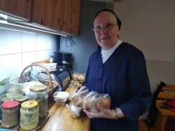 Siostry szarytki z Chełmna szyją maseczki