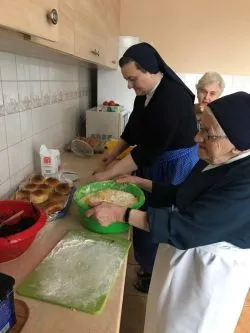 Siostry szarytki z Chełmna szyją maseczki