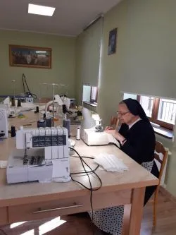 Siostry szarytki z Chełmna szyją maseczki