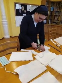 Siostry szarytki z Chełmna szyją maseczki