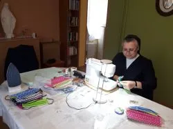 Siostry szarytki z Chełmna szyją maseczki