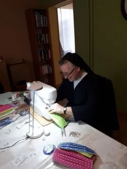 Siostry szarytki z Chełmna szyją maseczki