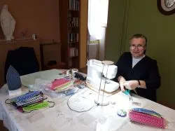 Siostry szarytki z Chełmna szyją maseczki