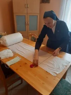 Siostry szarytki z Chełmna szyją maseczki