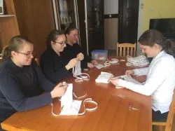 Siostry szarytki z Chełmna szyją maseczki