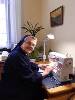 Siostry szarytki z Chełmna szyją maseczki
