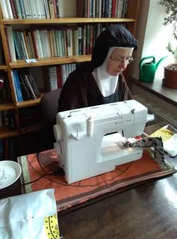 Siostry Karmelitanki Bose z Łasina szyją maseczki