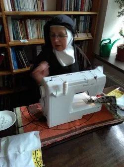 Siostry Karmelitanki Bose z Łasina szyją maseczki