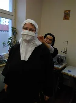 Siostry Karmelitanki Bose z Łasina szyją maseczki
