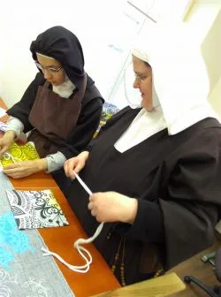 Siostry Karmelitanki Bose z Łasina szyją maseczki