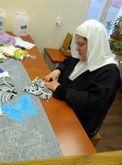 Siostry Karmelitanki Bose z Łasina szyją maseczki